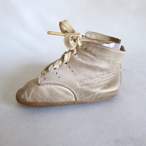 ANTIQUE VINTAGE 1940’s WHITE LEATHER BABY SHOES IN ORIGINAL BOX USED ODDITY - Picture 5 of 16